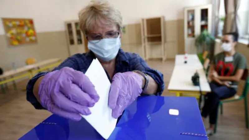 Volička odevzdává svůj hlas v černohorských parlamentních volbách v hlavním městě Podgorica,  Autor: Stevo Vasiljevic,  Zdroj: Reuters