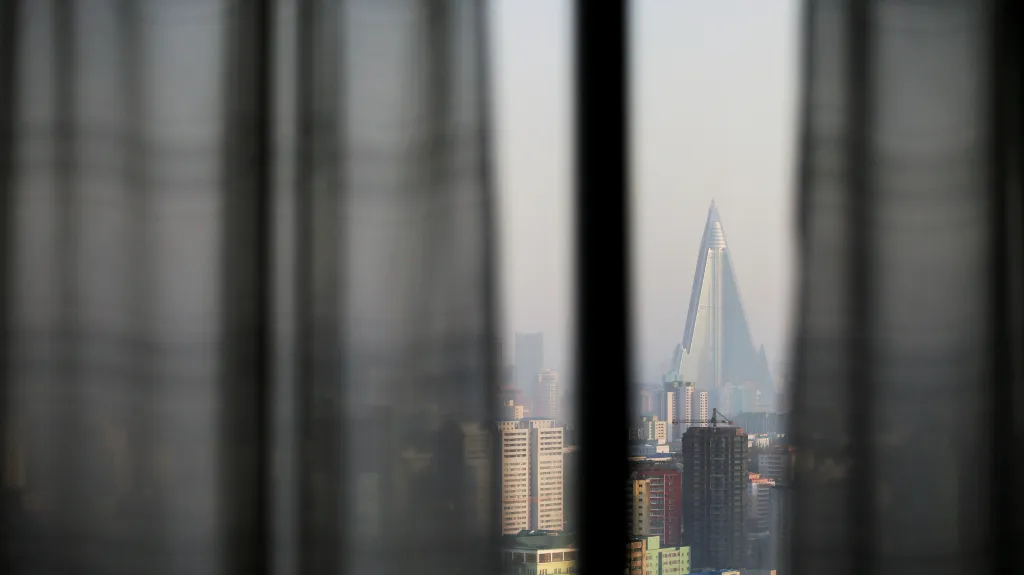 Snímek Pchjongjangu pořízený z hotelového pokoje
