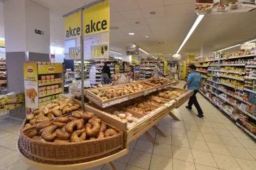 Obchodníci a zemědělci se obviňují z přílišných marží na potravinách. Spolu si stěžují na drahé energie