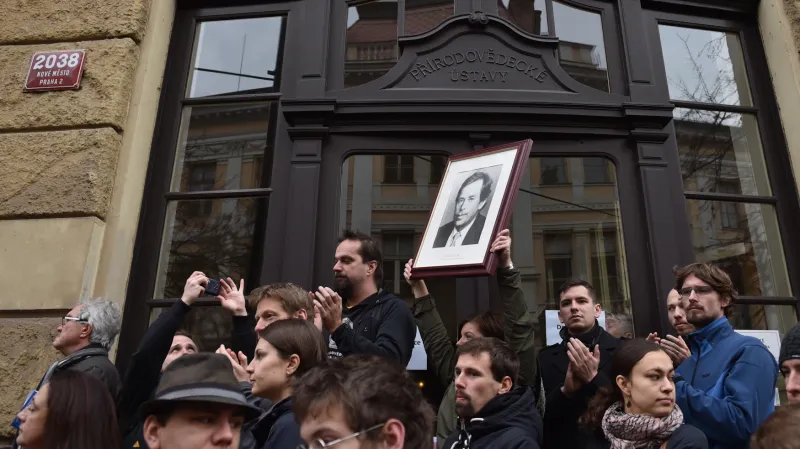 Lidé s portrétem Václava Havla na Albertově