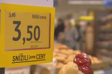 Ceny v supermarketech jsou nižší, než byly, tvrdí obchodníci. Mnozí zákazníci si nevšimli