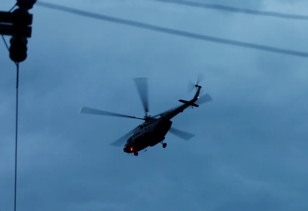 Vojenský vrtulník transportuje vysvobozené chlapce do nemocnice