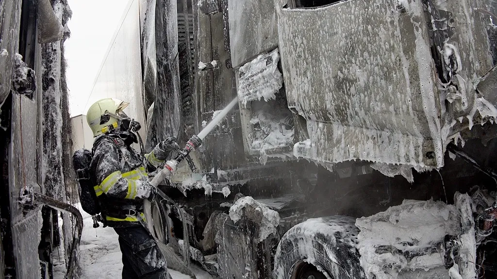 Brněnští hasiči zasahují u požáru zaparkovaných kamionů