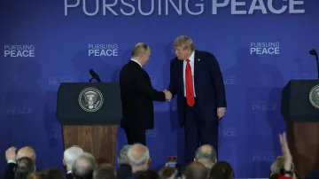Vladimir Putin a Donald Trump na společné tiskové konferenci