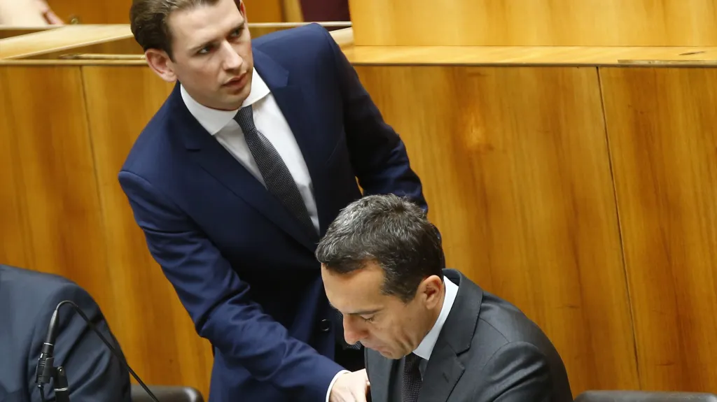 Sebastian Kurz hovoří během zasedání parlamentu s Christianem Kernem