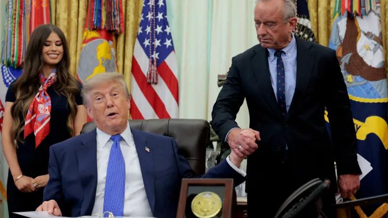 Podpisu se zúčastnil i ministr zdravotnictví Robert Kennedy mladší