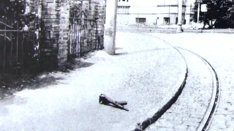 Místo činu. Na zemi zůstal opuštěný Gabčíkův samopal