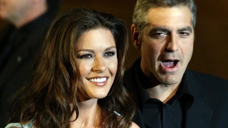 Catherine Zeta-Jonesová a George Clooney při premiéře hry Nesnesitelná krutost (2003)