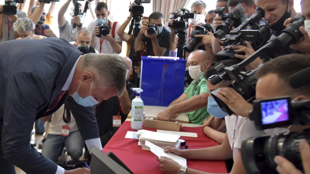 Prezident Černé Hory Milo Djukanovič ve volební místnosti
