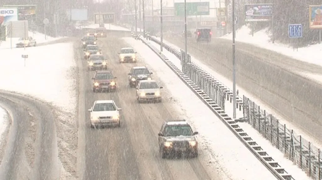 Sníh komplikuje dopravu