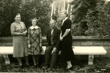 Ve vile Stiassni se za války vystřídali němečtí i ruští vojáci. Zahradníkovu rodinu vyhnal až Čech