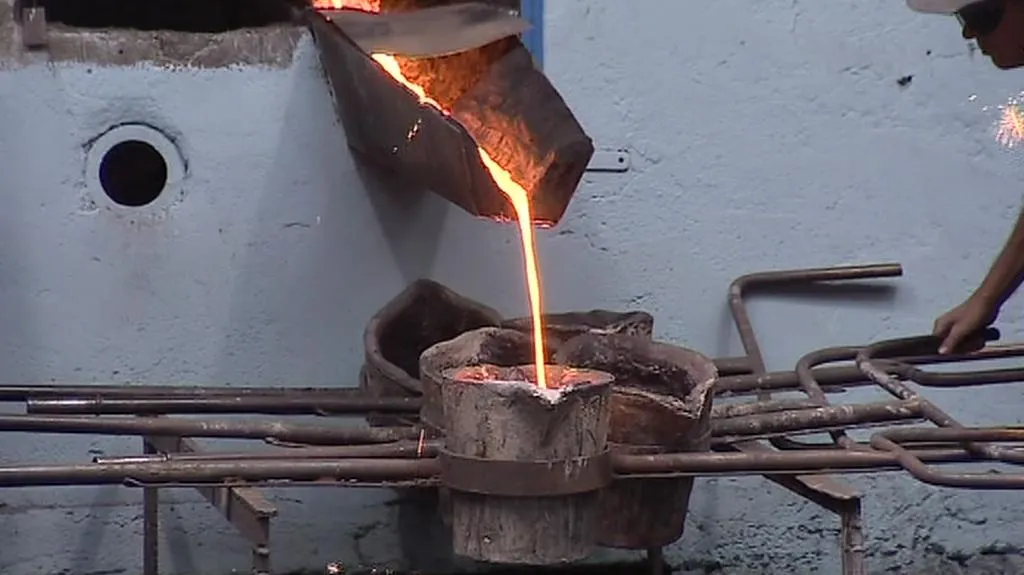 Tavení železa v historické peci