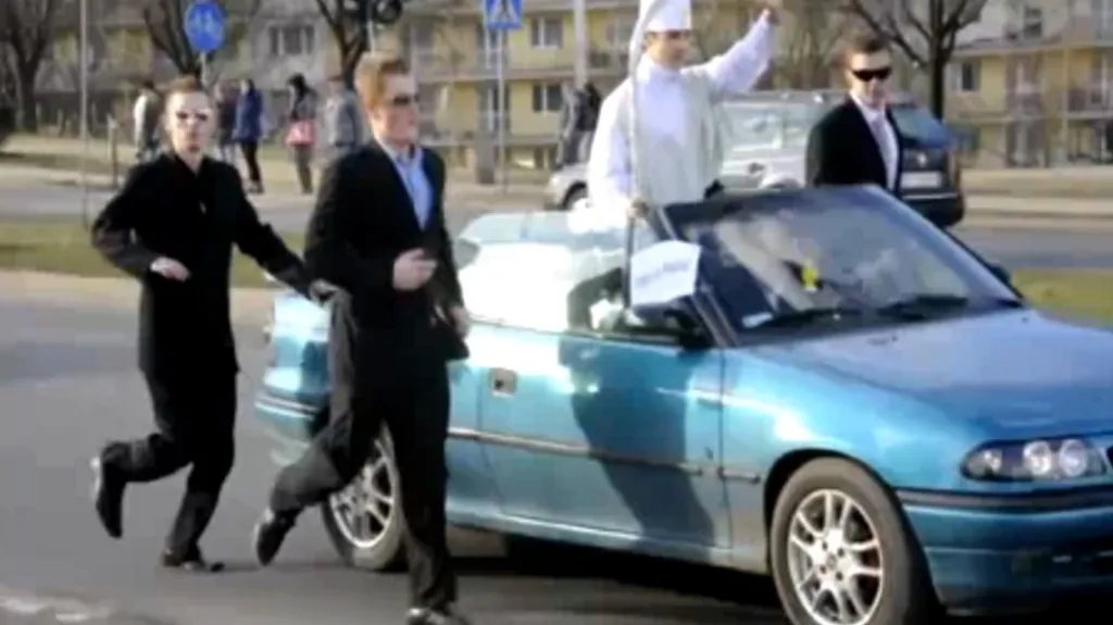 Mladí Poláci parodovali papeže