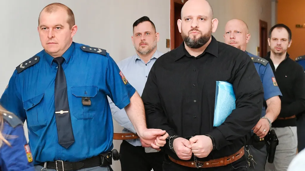 Obžalovaní Petr Pávek a Jan Teleki a Jan Štěpnička u soudu