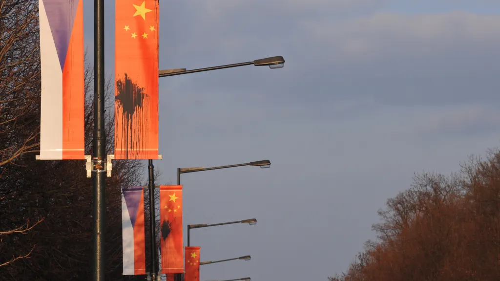 Poničené čínské vlajky