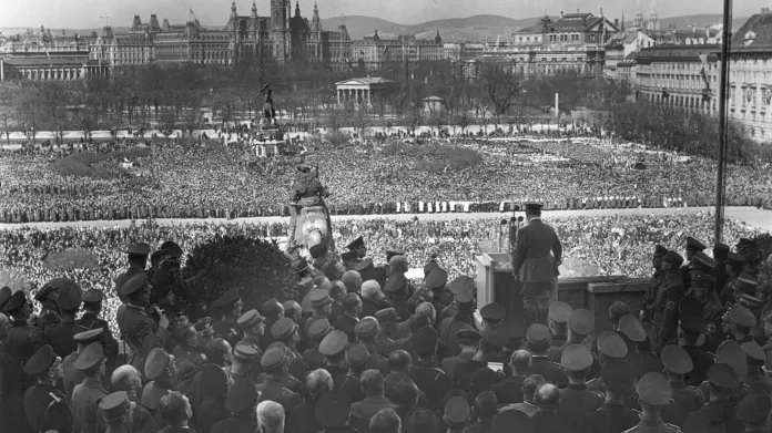 Hitler promlouvá k davům na náměstí Heldenplatz (15. březen 1938)