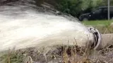Hasiči odčerpávají vodu