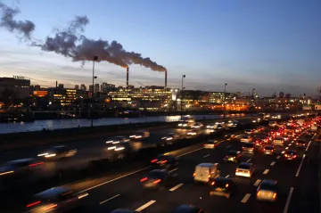 Dlouhá cesta k udržení oteplování pod dvěma stupni. Pařížskou dohodu za pět let stihl zkomplikovat přístup USA