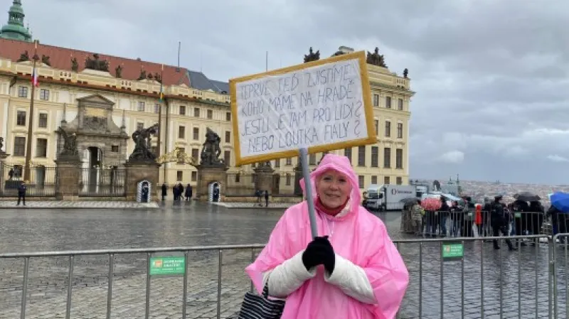 Po příjezdu zvoleného prezidenta na Hrad se Hradčanské náměstí vyprázdnilo, někteří jeho příznivci a kritici tam ale čekají dál i v dešti.,  Autor: Klára Burešová,  Zdroj: ČT24