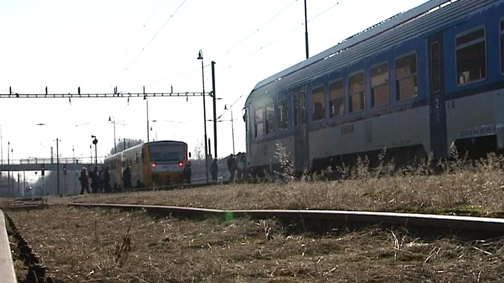 V Pardubicích se setkaly na jedné koleji dva vlaky