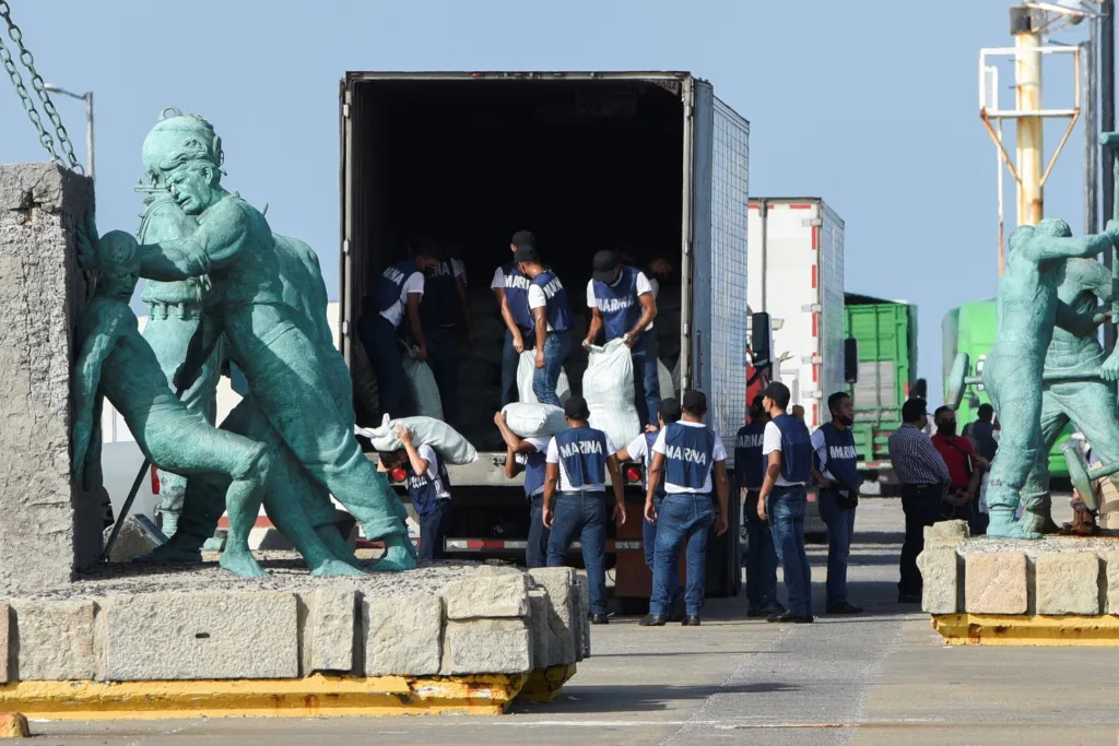 Pracovníci mexického námořnictva vykládají nákladní automobil s dodávkou potravin a léků, aby ji přeložili na loď ARM Papaloapan (A-411), která je v rámci pomoci odveze na Kubu