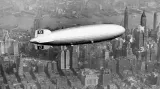Vzducholoď Hindenburg poháněly čtyři dieselové motory Mercedes-Benz, každý o výkonu 890 kW, které umožňovaly maximální rychlost 135 km/h. Loď mohla nést až 72 pasažérů (50 při transatlantickém letu), 61 členů posádky a náklad (dokonce i malé automobily). Kabiny pasažérů byly umístěny uvnitř trupu, nikoli v podvěšených gondolách, jak bývalo dříve obvyklé.