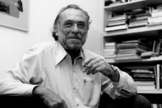 Věčný vyhnanec Bukowski by se dožil stovky, jeho odkaz čtenáře stále láká