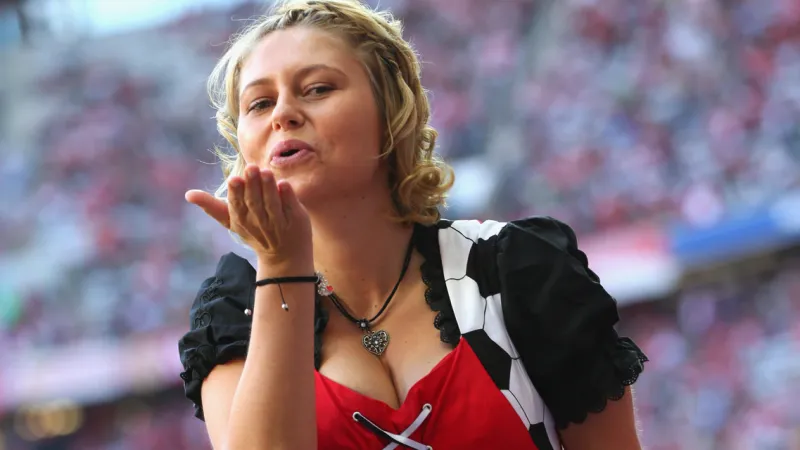 Fotbalová fanynka v dirndlu