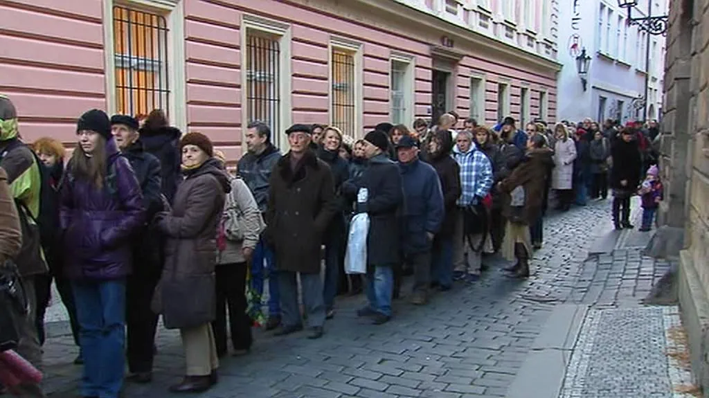 Zástup lidí čekajících na rozloučení s Václavem Havlem