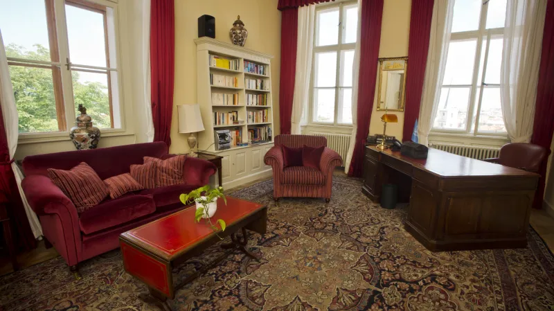 Britská ambasáda se nachází v Thunovském paláci v Praze