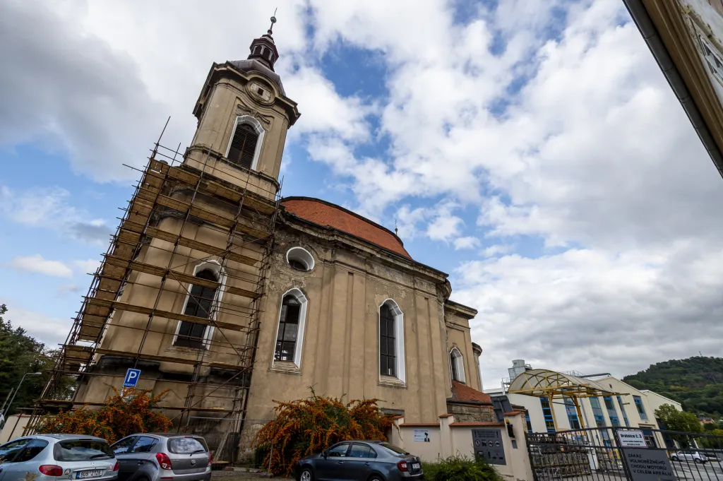Děčínský kostel svatého Václava umístěný v průmyslové zóně se bude opravovat desítky let
