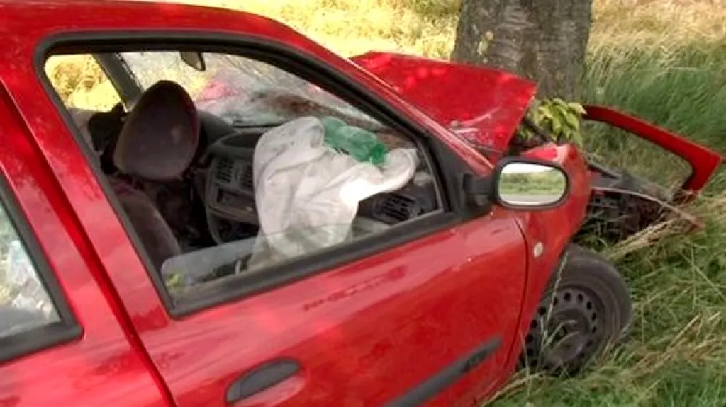 Auto po srážce se stromem