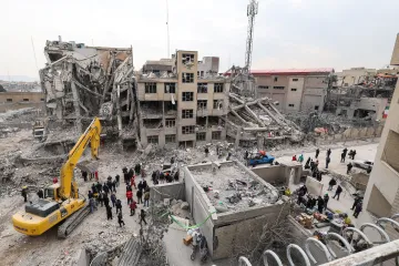 Izrael zahájil další vlnu útoků na Teherán. Ten udeřil i v Ománu