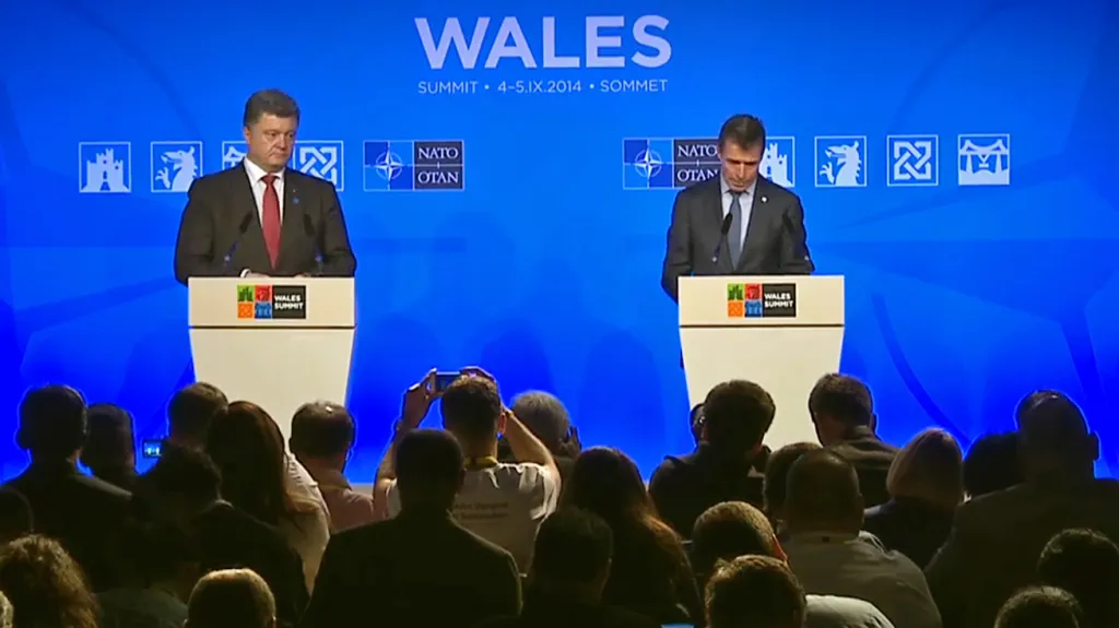 Petro Porošenko a Anders Fogh Rasmussen na společném brífínku