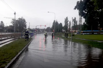 Část Česka zasáhl déšť a bouřky. Hasiči čerpali vodu, někde se zvedla hladina řek