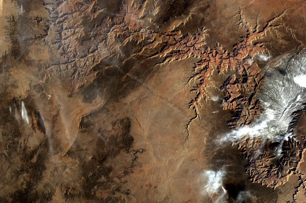 Dne 3. dubna 2017 zachytila ​​studenty řízená kamera EarthKAM na palubě Mezinárodní vesmírné stanice Grand Canyon z nízké orbity Země.  Studenti středních škol a učitelé se mohou zaregistrovat na webových stránkách organizace EarthKAM, která každoročne připravuje společné projekty při snímkování a analyzování naší planety z pohledu ISS.