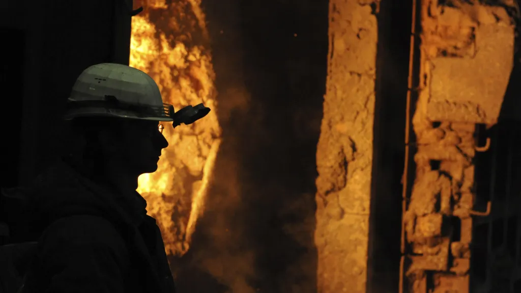 Zaměstnanec ocelárny. Ilustrační foto