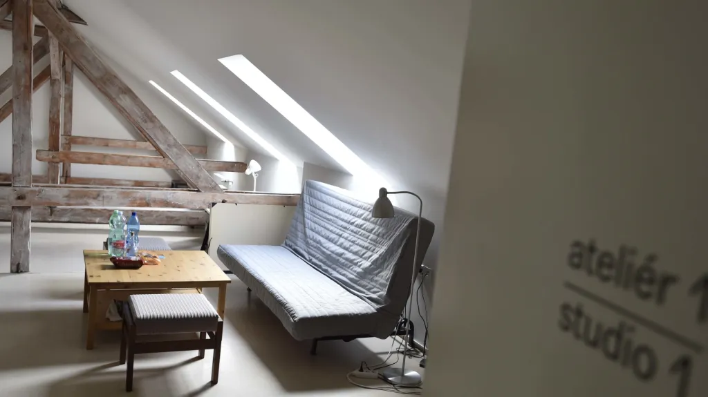 Podkroví slouží rezidenčním umělcům