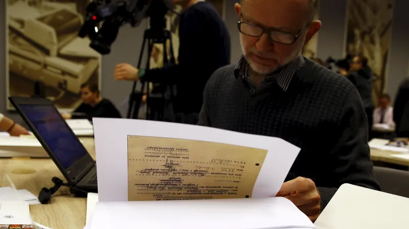 Polští novináři studují kopii spisu agenta Bolka