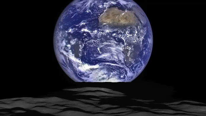 Země z Comptonova kráteru na Měsíci, jak ji nafotila sonda NASA Lunar Reconnaissance Orbiter 12. října 2015. Hnědá skvrna na tváři Země je Sahara