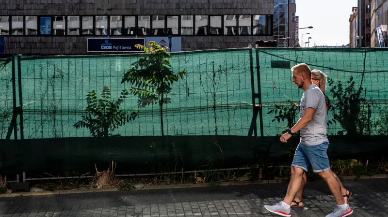 Staveniště v centru Ústí je léta obehnáno plotem