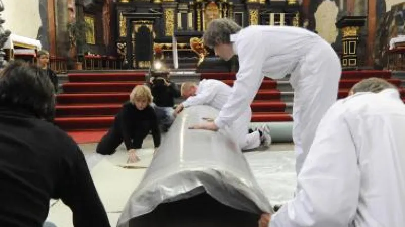 Snímání Škrétova obrazu z oltáře v Týnském chrámu