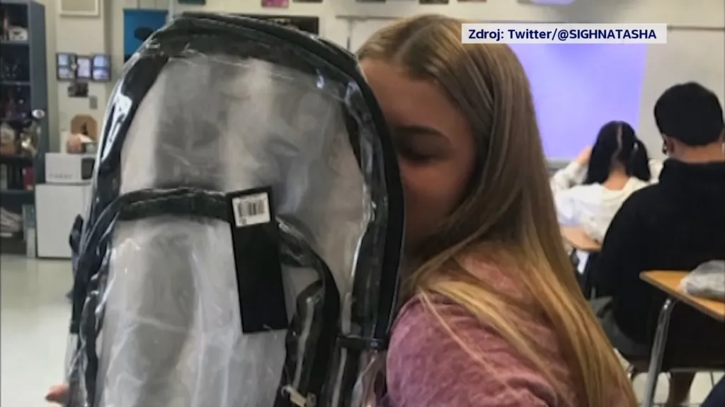 Parklandská studentka s novou průhlednou školní taškou