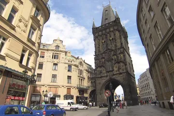 Oprava Prašné brány se posouvá. Známá památka „zesvětlá“ až příští rok