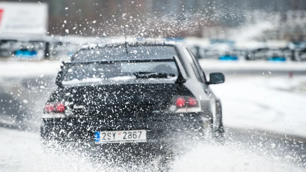 Auto na kluzké silnici