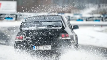 Auto na kluzké silnici