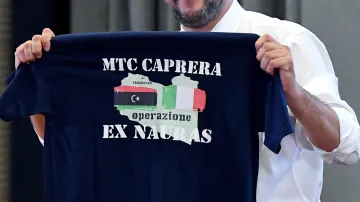 Matteo Salvini s tričkem námořnictva