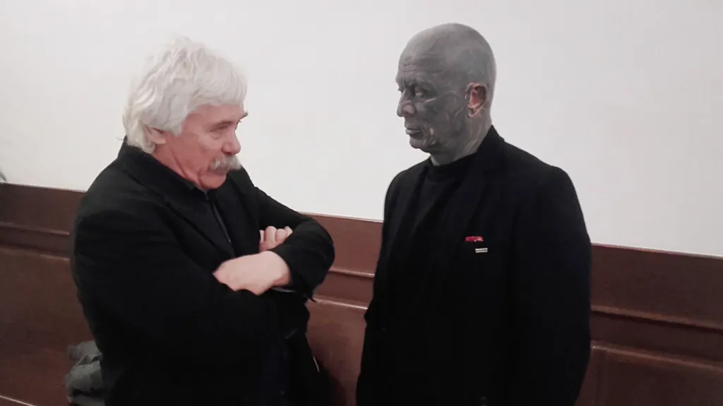 Jan Pospíšil a Vladimír Franz na chodbě soudu