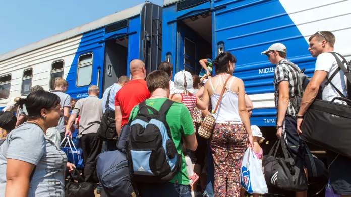 Z východoukrajinského města Svatovo v luhanském regionu  byl vypraven speciální evakuační vlak, který využily stovky lidí, aby opustily město. V oblasti vzrůstá strach z eskalace konfliktu po vypravení ruského humanitárního konvoje.