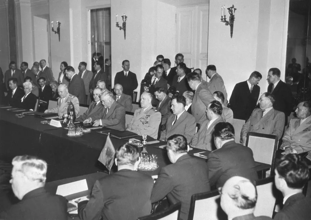 Zahájení jednání o vojenské spolupráci ve Varšavě dne 13. května 1955. Na fotografii je sovětská delegace vedená Nikolajem Alexandrovičem Bulganinem